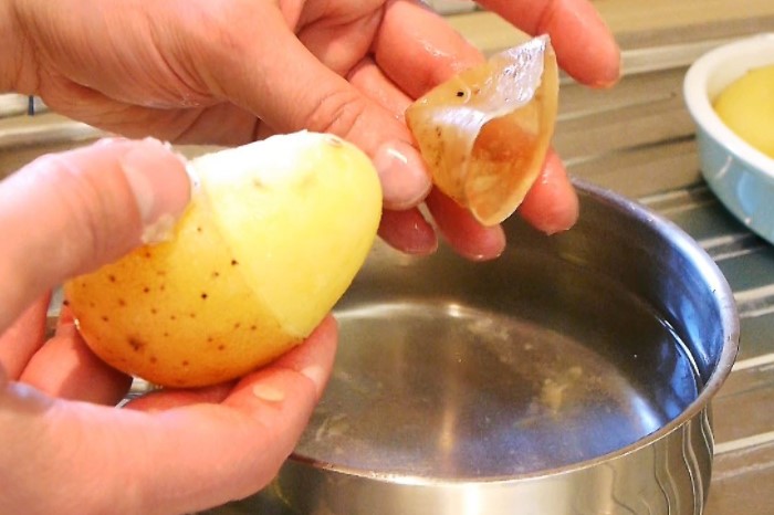 Перед опусканием сырого картофеля в жидкость сделайте круговой надрез на клубнях / Фото: justcoolidea.ru