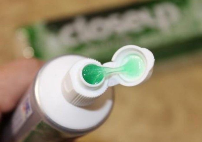 Зубная паста может как помочь, так и ухудшить ситуацию / Фото: i6.otzovik.com