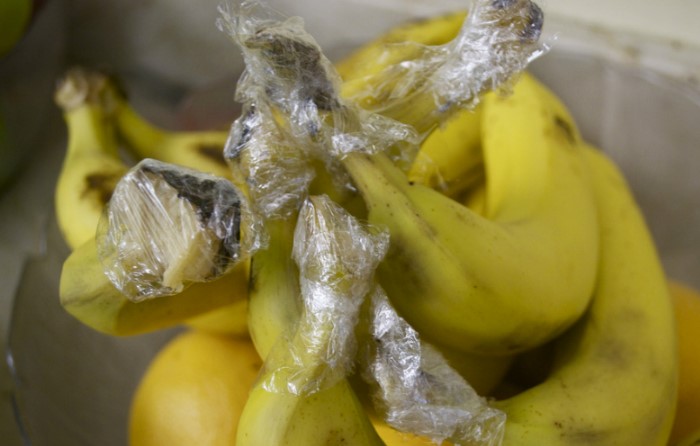 С обернутыми в пленку ножками бананы будут свежими намного дольше / Фото: dnpmag.com