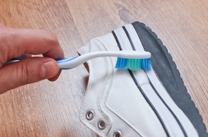 Отбеливающая зубная паста избавит подошву от желтизны / Фото: styles.ua