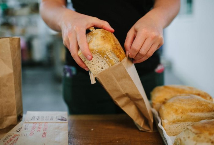 По возможности покупайте хлеб в бумажной упаковке или придя домой оберните его бумажным полотенцем / Фото: nastroy.net