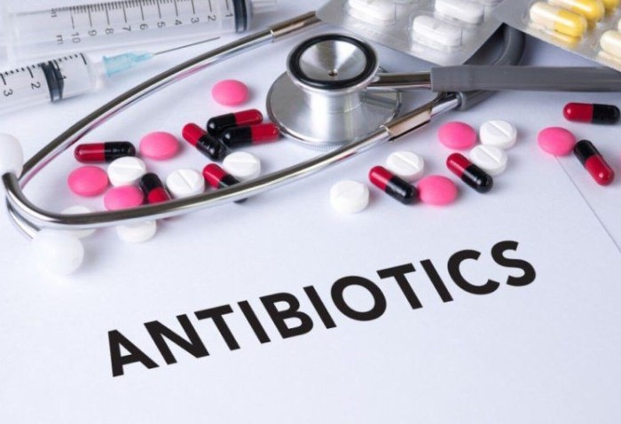 Антибиотик убивает или останавливает размножение бактерий, но не вирусов / Фото: fbc.ua