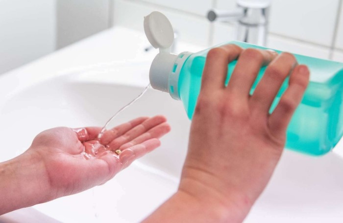 Старайтесь чаще мыть руки с мылом, а не каждые 15 минут обрабатывать их антисептиком / Фото: klankosova.tv