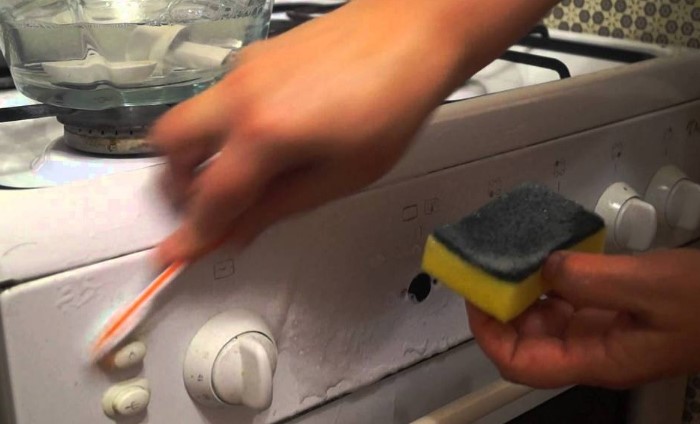Важно регулярно чистить не только плиту, но и панель с ручками