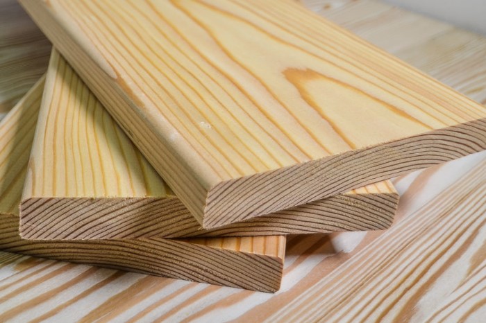 Абразивный меламин может «ощетинить» деревянную поверхность / Фото: media2.24aul.ru
