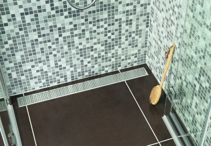 Трансформация вашей ванной: можно ли в квартире сделать слив в полу вместо душевой кабины?