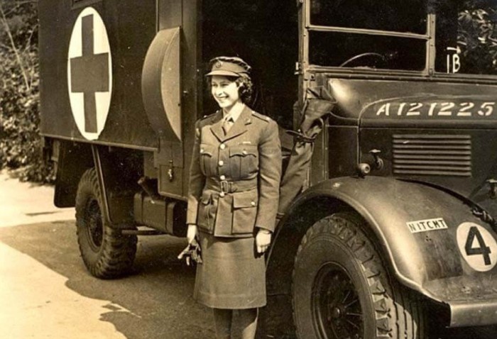 Во время Второй мировой Елизавета добровольно вступила в женские отряды самообороны / Фото: insider.ua