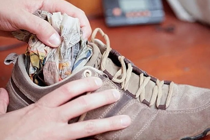 Газета избавит кроссовки от лишней влаги / Фото: kubachi-centr.ru