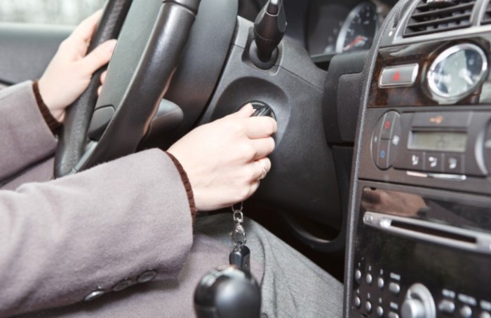 Существует несколько причин, почему водители не глушат машины на АЗС / Фото: carsweek.ru