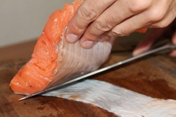 Если не любите рыбную кожу, лучше снять ее после приготовления и оставить на тарелке, а не до / Фото: premium-fish-shop.ru