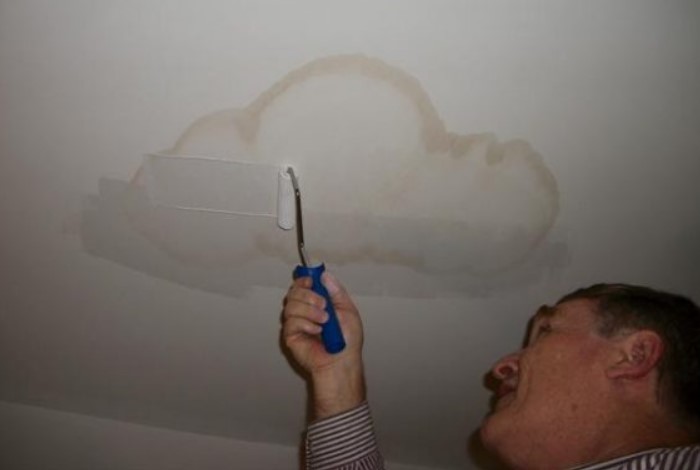 Перед окрашиванием потолок необходимо подготовить / Фото: mount-blade.ru