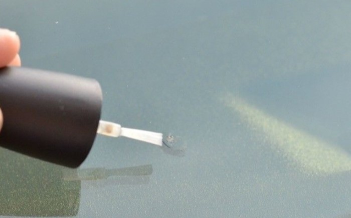 Лак для ногтей поможет замаскировать царапину и предотвратить разрастание трещины / Фото: reedr.ru