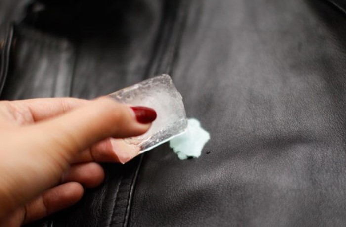 Лучше положить лед в целлофановый пакет, чтобы он медленнее таял / Фото: syl.ru