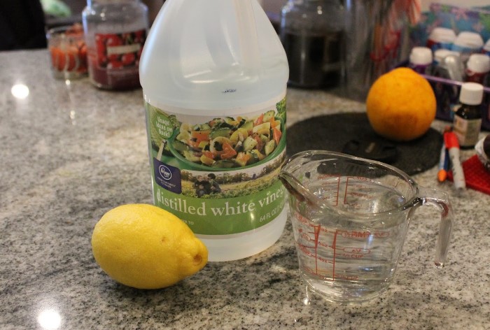С лимонным соком и уксусом, разведенными с водой, плитка заблестит / Фото: homemaking.com