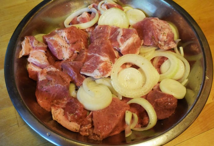 Солоновато-пряный маринад - идеальный вариант для курица, говядины или свинины / Фото: timeshare-ok.ru