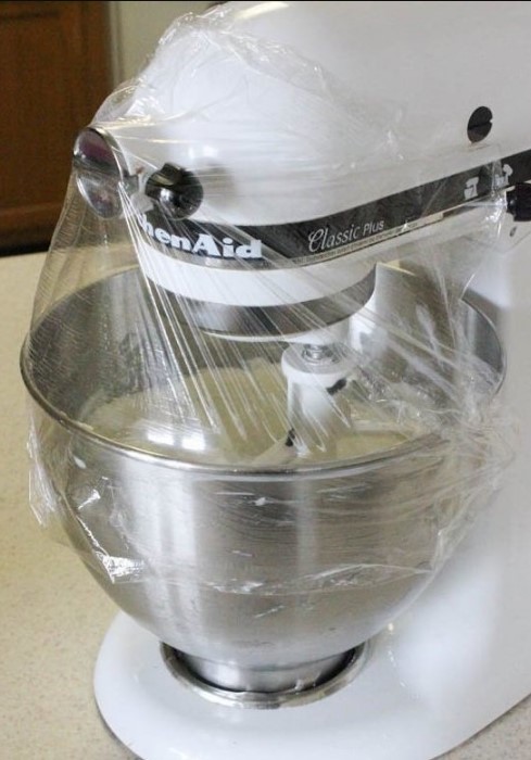 Оберните бытовую технику пищевой пленкой, чтобы не вымывать кухню после каждой готовки / Фото: cdn.sm-news.ru