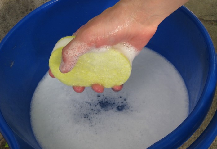 Предварительно натрите мыло на терке, чтобы его было проще растворить / Фото: gidpokraske.ru