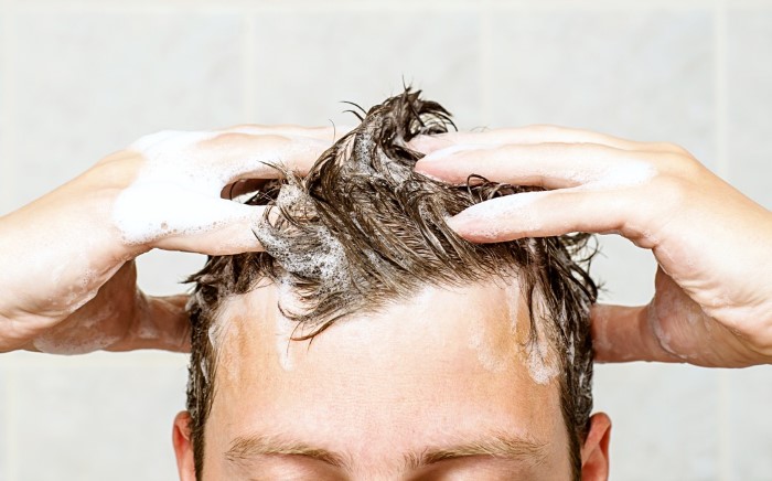 Хозяйственное мыло избавляет волосы от излишней жирности / Фото: i.thehealthypost.com