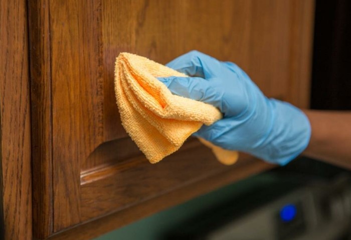 Обязательно надевайте защитные перчатки при очищении деревянных поверхностей / Фото: sdelai-lestnicu.ru