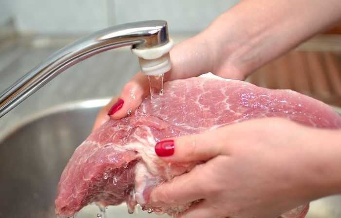 Удалить микробы на мясе можно только с помощью термообработки, а не проточной воды / Фото: recepty-multivarka.com