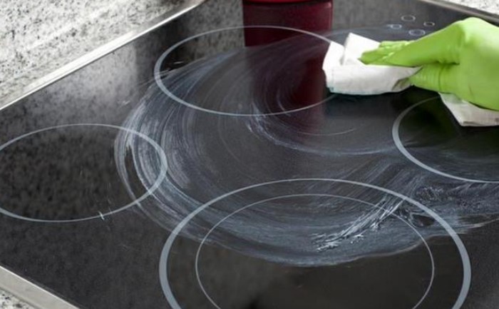 Водно-содовая паста - лучшее средство для мытья стеклокерамической плиты / Фото: mamamoet.ru