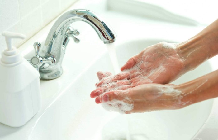Мыло лишь помогает очистить кожу и удалить жир, в котором размножаются бактерии, но не убивает их / Фото: infosmi.net