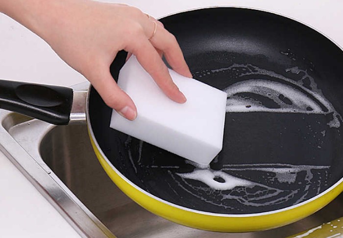 Категорически запрещается мыть ластиком тарелки, внутренние поверхности кастрюль, сковородок, духовки / Фото: ae01.alicdn.com