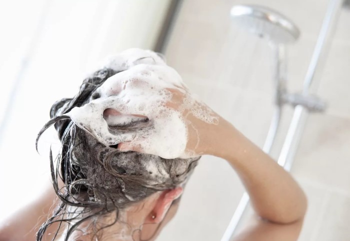 Подберите оптимальный график мытья волос, исходя из их состояния / Фото: klopsovet.ru