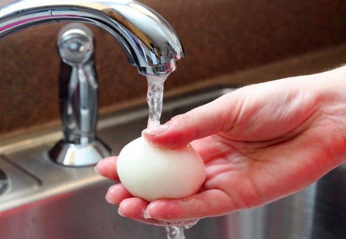 Перед отвариванием рекомендуем вымыть продукты в проточной воде / Фото: ru.interaztv.com