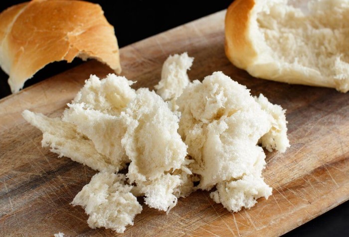Белый хлеб хорошо впитывает остатки жира / Фото: pitaniemalysha.ru