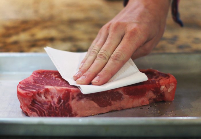 Если перед запеканием промокнуть мясо бумажной салфеткой, у него получится золотистая корочка