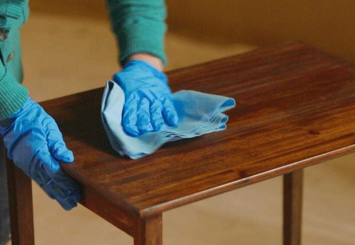 Чем толще слой полироли, тем больше к мебели липнет пыль / Фото: severdv.ru