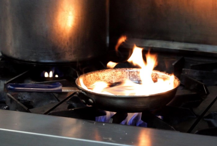 Если на кухне случился пожар, толстым слоем присыпьте очаги возгорания солью / Фото: 4tololo.ru