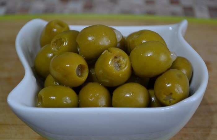 Не путайте зеленые оливки с черными маслинами / Фото: irecommend.ru
