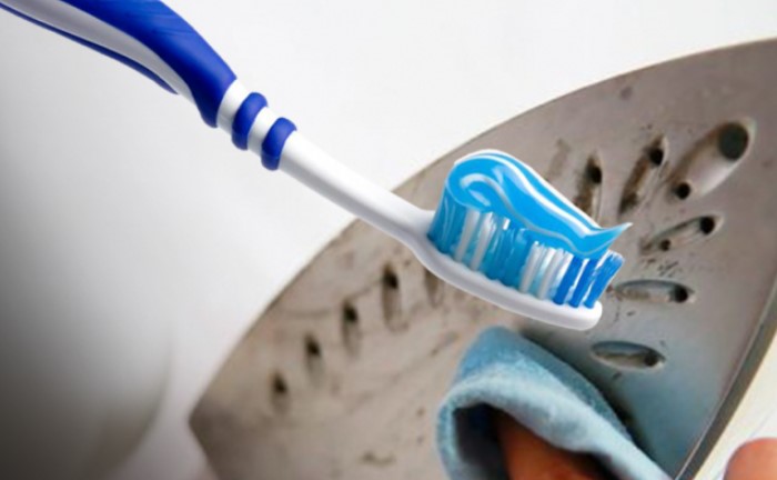 Зубная паста удаляет налет не только с эмали, но и с других поверхностей / Фото: blog.comfy.ua