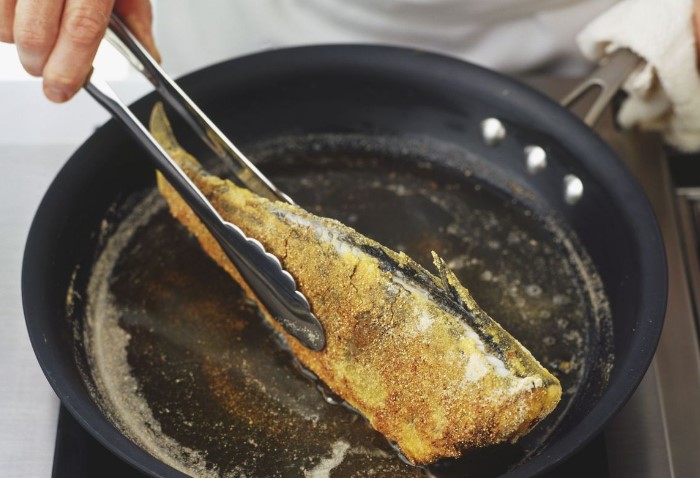 Лучше не использовать кулинарные щипцы, чтобы переворачивать рыбу, иначе можно раздавить мякоть / Фото: cdn.sm-news.ru