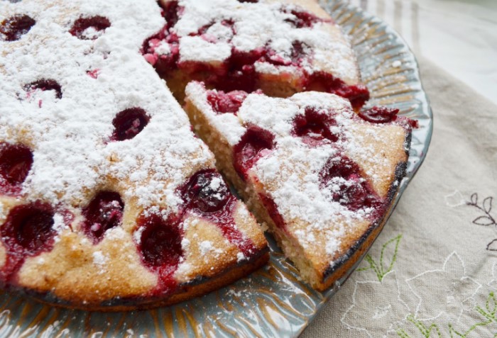 Сразу кладите ягоды и фрукты в тесто, чтобы они сохранили сочность и насыщенный вкус / Фото: mykaleidoscope.ru