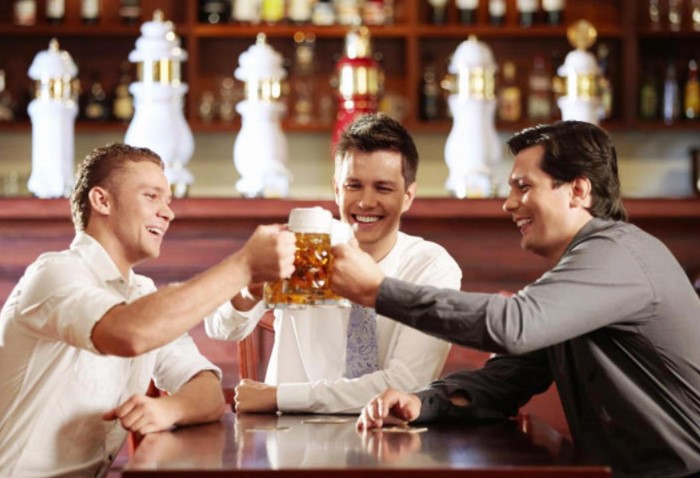 Раньше закадычными друзьями считались люди, которые вместе распивали алкоголь / Фото: crossroadsoflife.ru