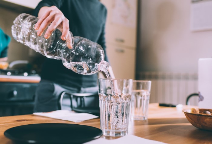 Пейте не менее 1,5-2 литров воды в сутки / Фото: u-f.ru
