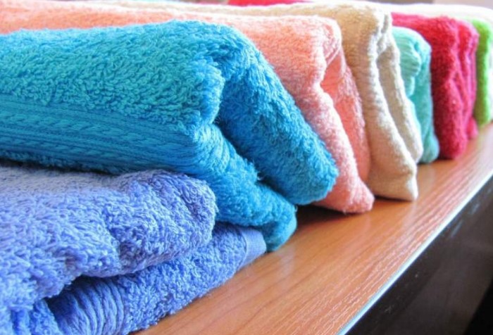 Если во время стирки вода окрашивается, полотенца не тускнеют, просто вымывается лишняя краска / Фото: hozinfo.ru