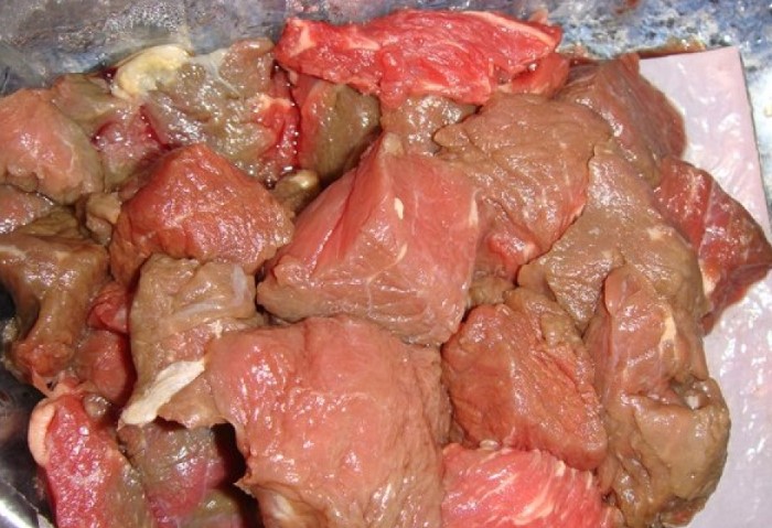 От мяса с серовато-зеленоватым оттенком нужно избавляться без сожалений / Фото: sueveriya.ru