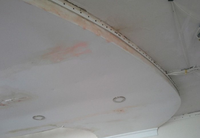 Если гипсокартон не успел деформироваться, потолок можно спасти / Фото: sdelaipotolok.com