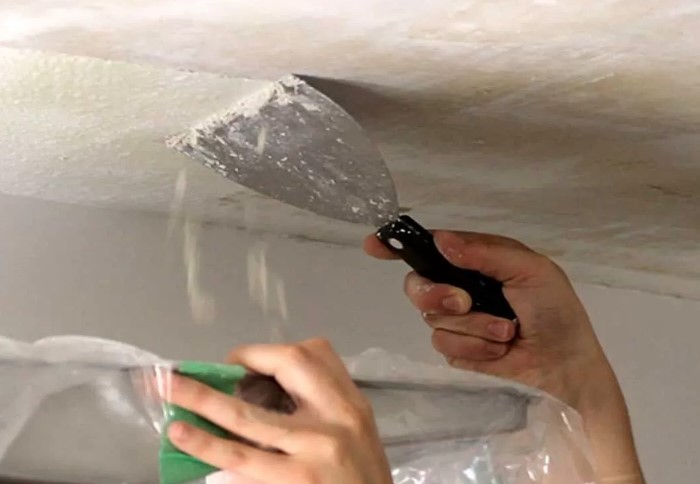 Качественная зачистка потолка - залог успешного восстановления покрытия / Фото: roomester.ru
