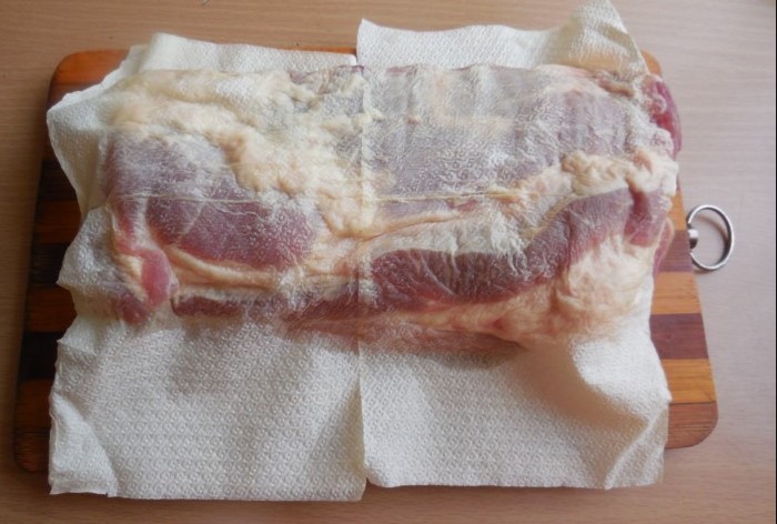 Промакивать можно не только замаринованное мясо, но и свежее, чтобы убрать излишки влаги / Фото: ydoo.info