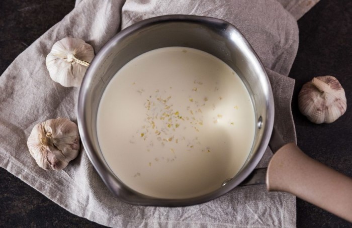 Налейте молоко, измельчите чеснок, а в конце добавьте мед / Фото: zdorovie-legkie.ru