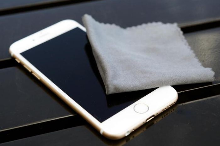 Экран телефона стоит протирать салфеткой из микрофибры / Фото: fb.ru