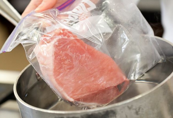 Правильно размораживать мясо в упаковке или пакете, окунув кусок в холодную воду / Фото: mtdata.ru
