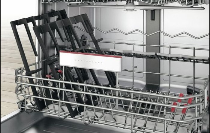 Решетки из нержавеющей стали или эмалированные можно очищать в посудомоечной машине / Фото: premier-techno.ru