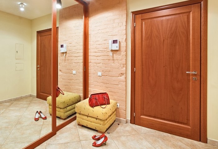 Размещайте розетку и выключатель недалеко от входной двери / Фото: luxurylinefurniture.com