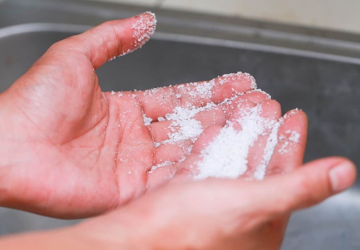 Соль впитает неприятные ароматы и подарит свежесть коже рук / Фото: chistyulka.ru